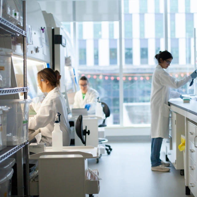 溫哥華 Aspect Biosystems 實驗室的科學家