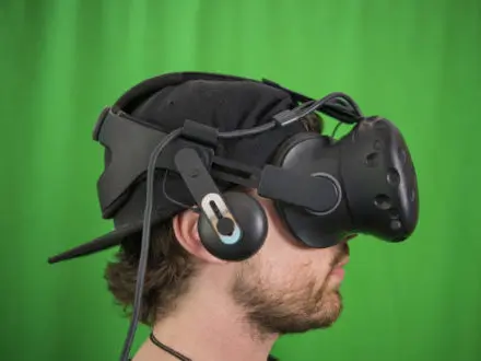 戴VR頭飾的男人 - 雲頭遊戲