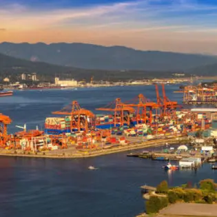 溫哥華中心碼頭全景鳥瞰圖 - 加拿大日落時的集裝箱港口碼頭