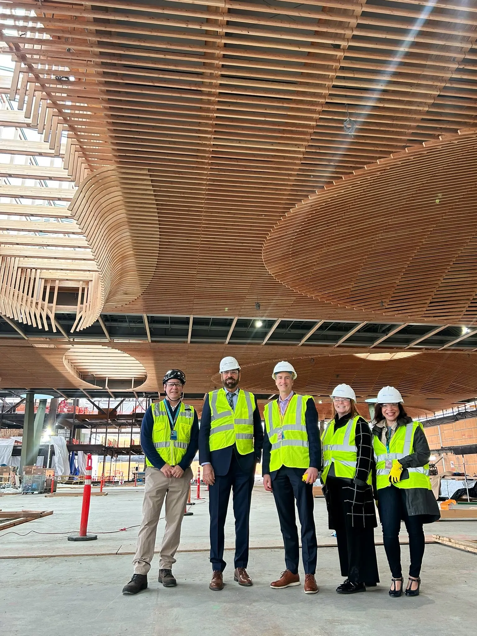 Jagrup Brar部長與幾位同事在俄勒岡州波特蘭機場的一個新區域合影，該部分以大規模木結構建築為特色