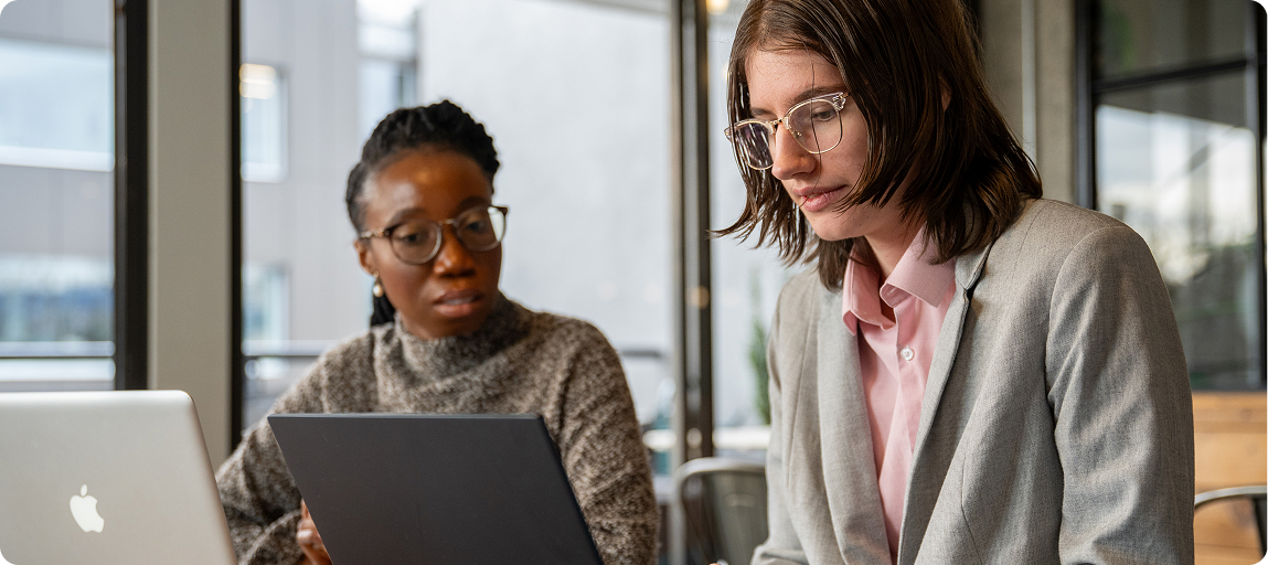 Cariboo 多元人士一起在電腦上工作