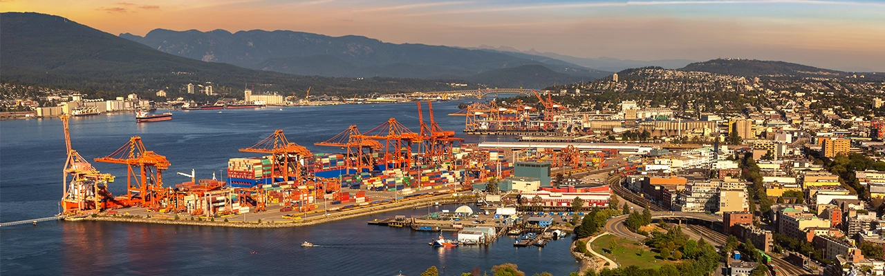 溫哥華中心碼頭全景鳥瞰圖 - 加拿大日落時的集裝箱港口碼頭
