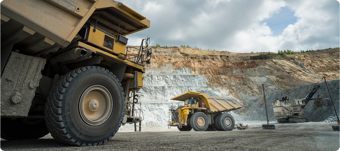 塔塞科礦場最先進的礦場，仰望大型礦場傾卸卡車的景色