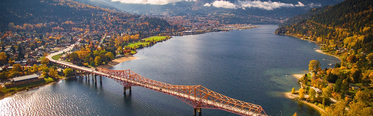 尼爾森BC空中 - 橋樑和湖泊。