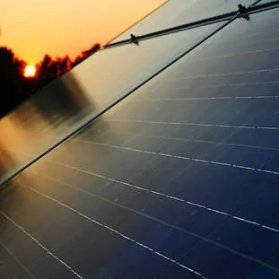 太陽能電池板與日落近距離。